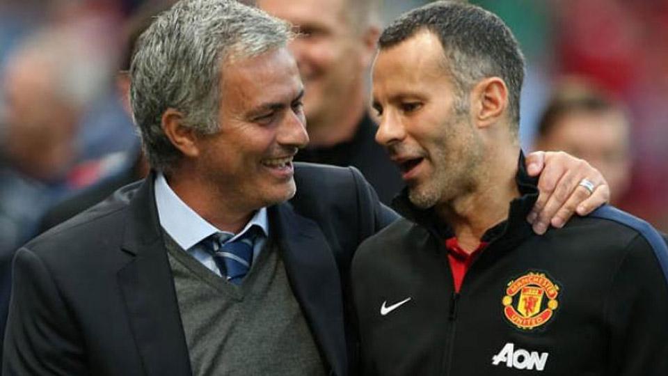 Jose Mourinho bersama asisten pelatih Man United Ryan Giggs. - INDOSPORT